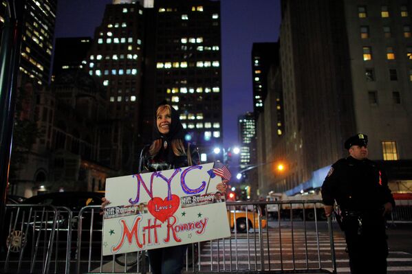 Сторонница кандидата в президенты США Митта Ромни держит плакат с его именем