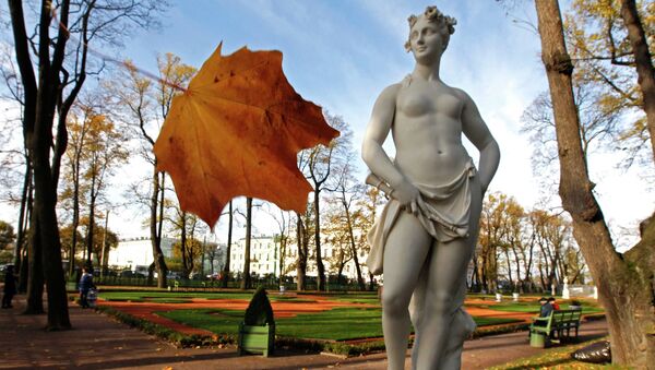 Статуя в Летнем саду в Санкт-Петербурге. Архивное фото