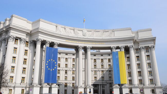 Флаги Украины и Евросоюза. Архивное фото