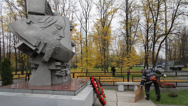 Памятник погибшим футбольным болельщикам в Лужниках