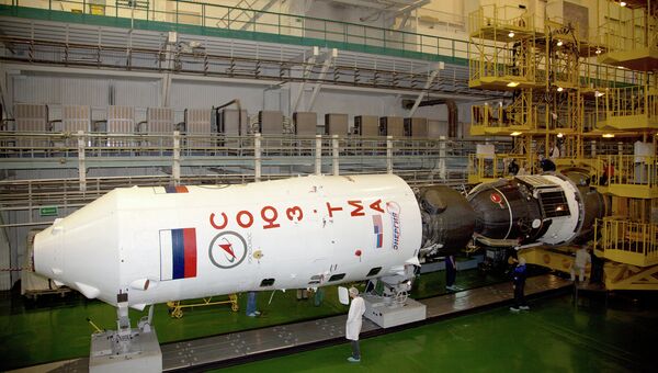 Накатка головного обтекателя на корабль Союз ТМА-06М на космодроме Байконур