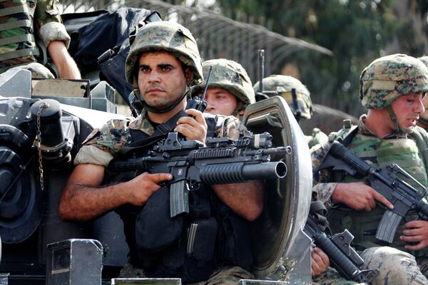 Солдаты ливанской армии обеспечивают безопасность района, в котором произошли столкновения с боевиками в Бейруте