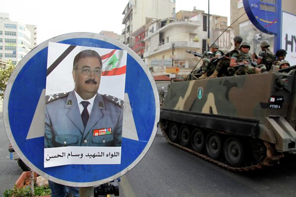 Фотография убитого Висама аль-Хассана на фоне солдатов ливанской армии