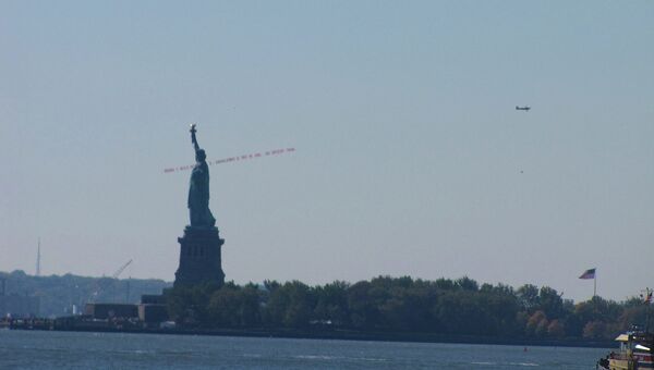 Легкомоторный самолет кружит над Манхэттеном и Брайтон-бич с баннером
