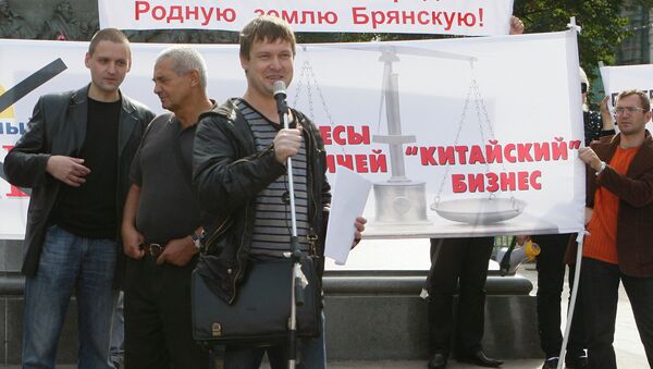 Леонид Развозжаев (справа) во время митинга работников торговли, пострадавших от кризиса