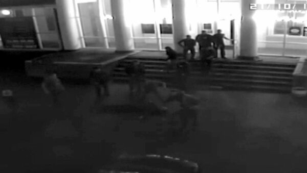 Съемка камер наблюдения у ночного клуба на Урале, где произошло убийство