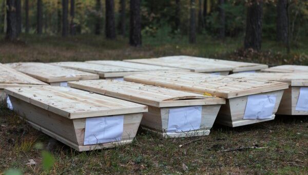Брошенные в лесу в Польше гробы с покойниками