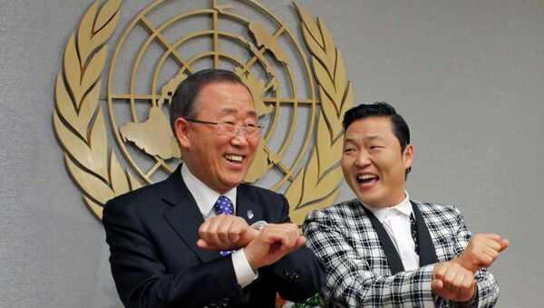 Генеральный секретарь ООН Пан Ги Мун и рэпер PSY 