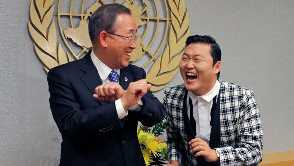 Генеральный секретарь ООН Пан Ги Мун и рэпер PSY