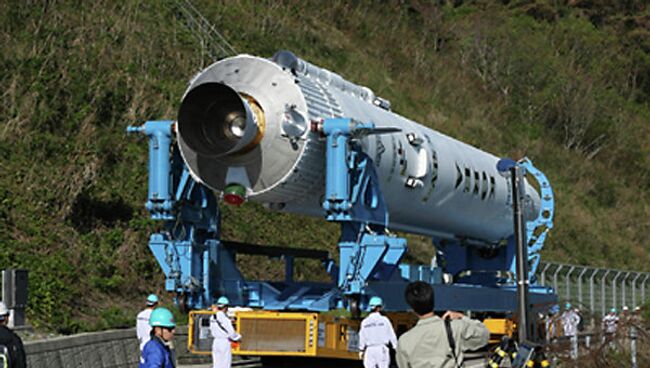 Вывоз ракеты-носителя KSLV-1 на стартовый комплекс. Архив