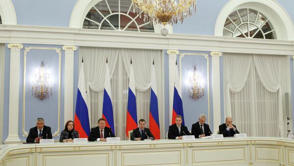 Председатель правительства России Дмитрий Медведев (в центре) на совещании