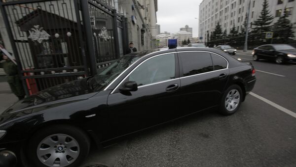 Автомобиль у административного здания на улице Знаменка в центре Москвы, принадлежащего Министерству обороны РФ