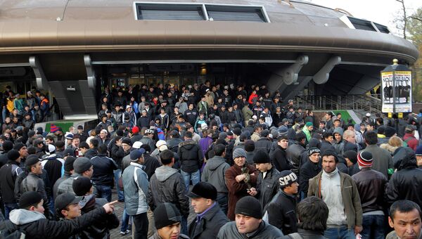 Мусульмане у станции метро Горьковская. Фото с места события