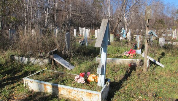 Разрушенные надгробия на кладбище в городе Невьянск