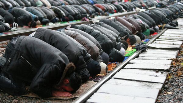 Мусульмане в день праздника жертвоприношения Курбан-Байрам