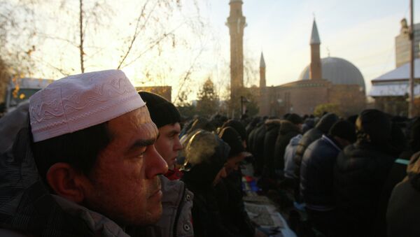 Мусульмане в день праздника жертвоприношения Курбан-Байрам молятся возле Соборной мечети в Новосибирске