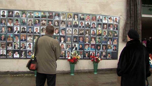 Москвичи возложили цветы к фотографиям погибших на Норд-Осте