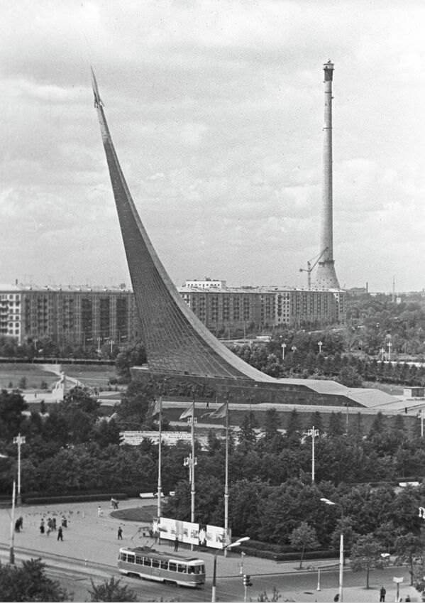 Монумент Покорителям космоса и строящаяся Останкинская башня