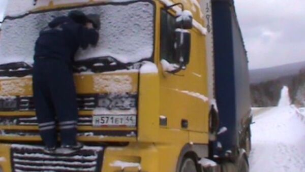 Полицейские нашли занесенный снегом грузовик и спасли замерзшего водителя