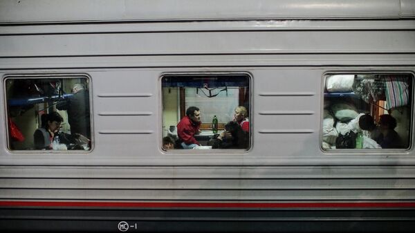 Пассажиры в плацкартном вагоне поезда, архивное фото