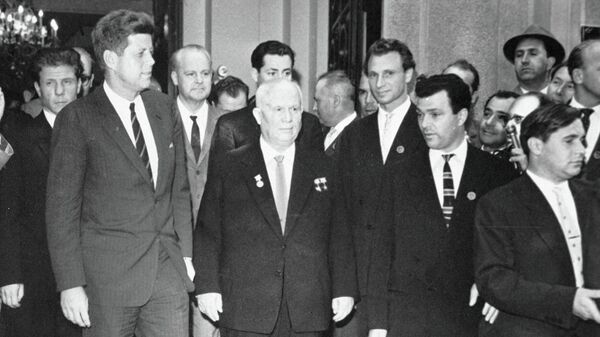 Хрущев и США Кеннеди в советском посольстве в Вене