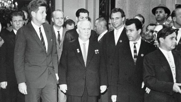 Хрущев и США Кеннеди в советском посольстве в Вене