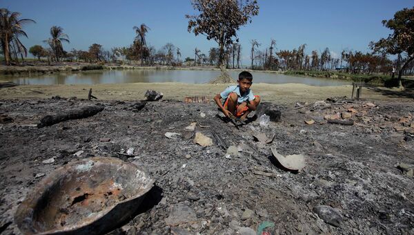 Поселок, сожженный во время межрелигиозных столкновений в Мьянме