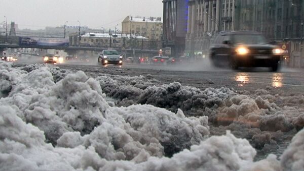 Лужи и каша из снега на дорогах. Последствия снегопада в Москве