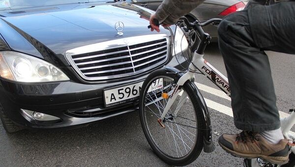 Автомобиль Mercedes, блокированный гражданскими активистами в центре Москвы