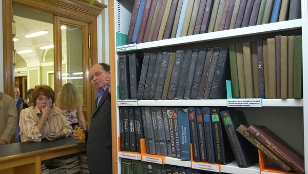 Универсальный читальный зал в главном здании РНБ Петербурга, архивное фото.