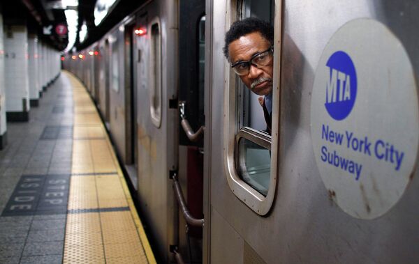 Работник метро в Нью-Йорке 