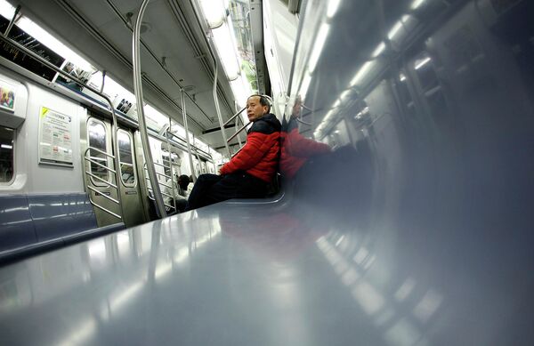 Житель Нью-Йорка в вагоне метро 