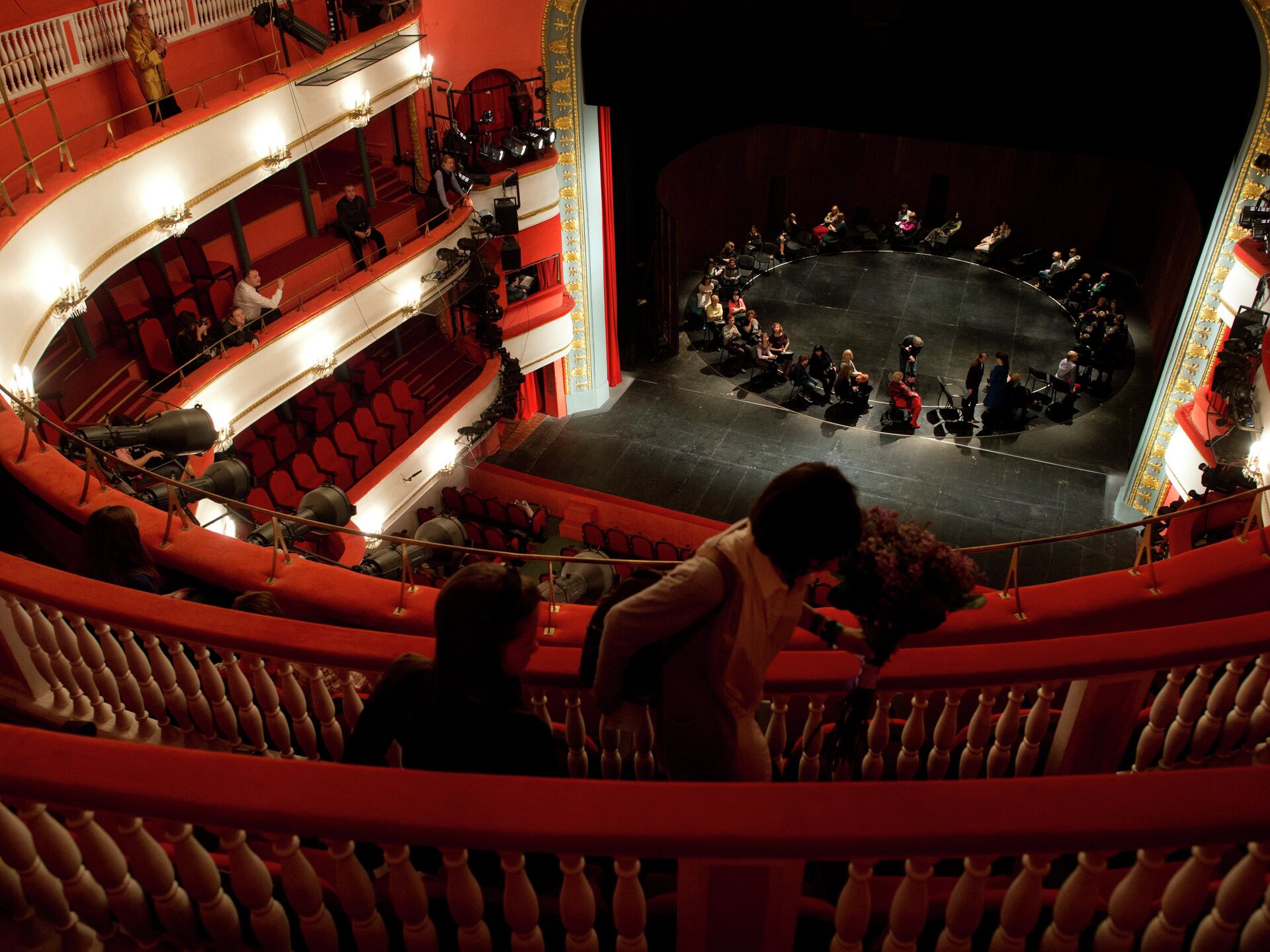 Театр Маяковского верен традициям, но открыт для новаторства - Путин - РИА Новости, 29.10.2012