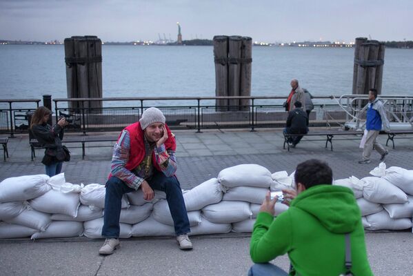 Туристы фотографируются на набережной Нью-Йорка 
