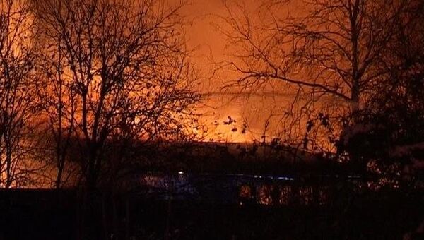 Пламя от горящего склада озаряло вечернее небо Великого Новгорода