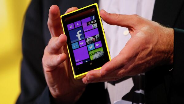 Гендиректор Microsoft Стив Балмер демонстрирует телефон Nokia с новой мобильной платформой Windows Phone 8