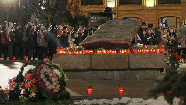 Акция Возвращение имен у Соловецкого камня в Москве. Архивное фото.