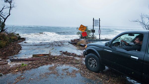 Водитель смотрит на волны, вызванные ураганом Сэнди в Саутгемптоне, Нью-Йорк