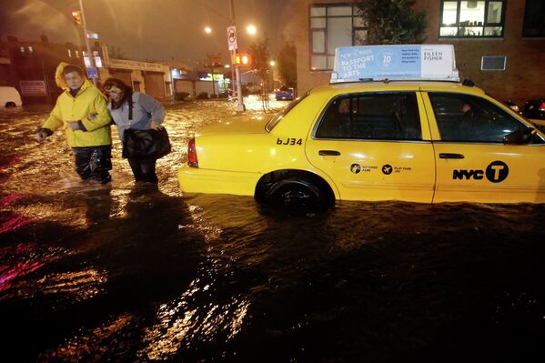 Люди идут по затопленному Бруклину, Нью-Йорк