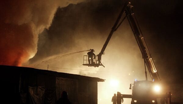 Пожар на складе стройматериалов в Великом Новгороде