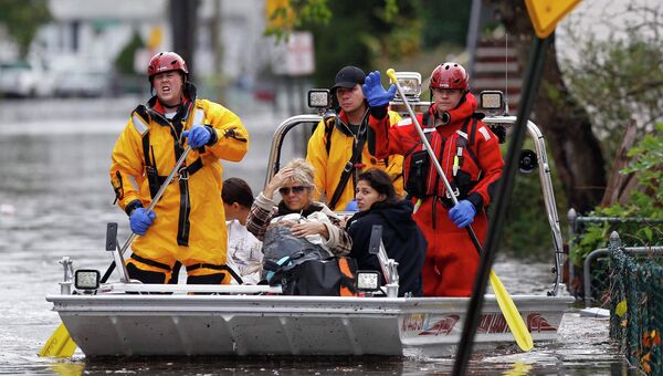 Спасение пострадавших от наводнения вызванного ураганом Сэнди в Литл-Ферри, штат Нью-Джерси