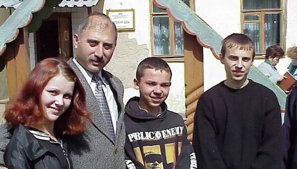 Директор Муромского детского дома № 1 Мартин Саргсян с детьми 