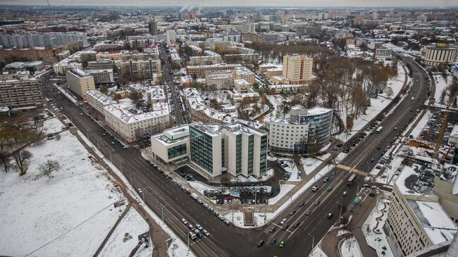 Вид с крыши строящегося в центре Минска небоскреба Парус. Архивное фото