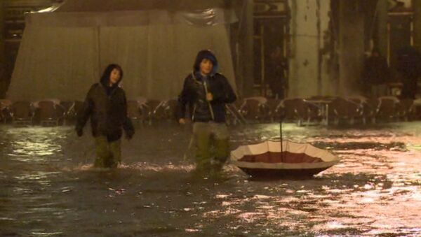 Туристы гуляют по Венеции по колено в воде после сильных дождей