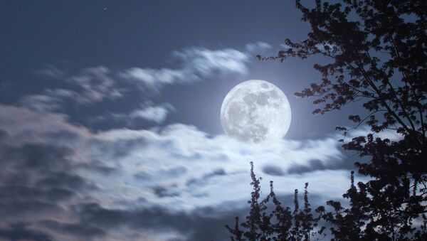 Облака над полной луной