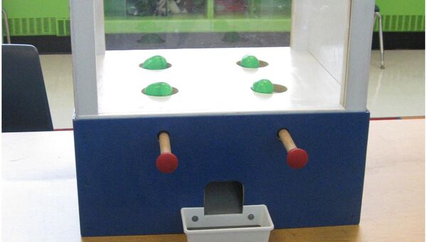 Игровой автомат, собранный авторами статьи для оценки щедрости детей
