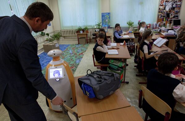 Робот R.Bot в одной из московских школ