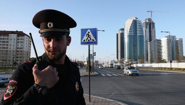 Сотрудник полиции на улице Грозного. Архивное фото