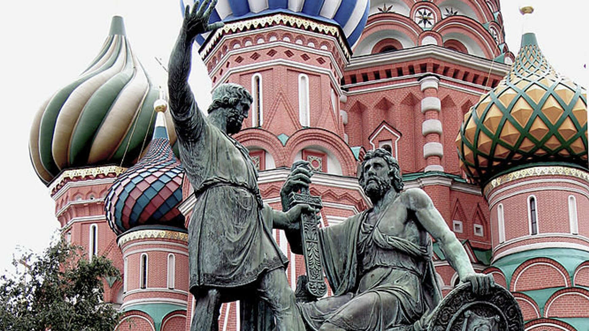 Памятник Минину и Пожарскому на фоне Собора Василия Блаженного - РИА Новости, 1920, 12.05.2022