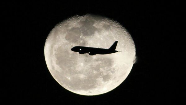 Пассажирский самолет в небе над Боготой 